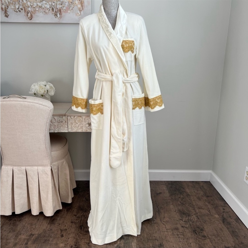 Vintage Vanity Fair Full Length Lace Embroidered Dacron /Polyester Rob NWOT